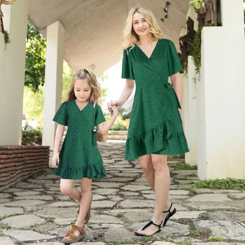 Новое летнее платье для родителей и детей в горошек из мягкого полиэстера с короткими рукавами, одинаковые комплекты для семьи